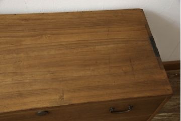 箪笥の見た目を変えずに綺麗にリペア!天板裏から天板を補強。本体は現状の品物に合わせて1トーン程落ち着いた色に着色。(ローボード、テレビ台、チェスト、引き出し、桐箪笥、桐たんす)