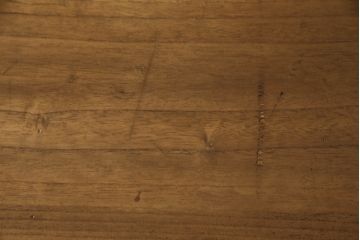 箪笥の見た目を変えずに綺麗にリペア!天板裏から天板を補強。本体は現状の品物に合わせて1トーン程落ち着いた色に着色。(ローボード、テレビ台、チェスト、引き出し、桐箪笥、桐たんす)