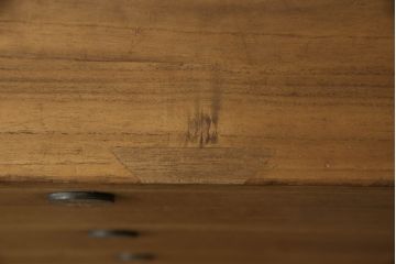 箪笥の見た目を変えずに綺麗にリペア!天板裏から天板を補強。本体は現状の品物に合わせて1トーン程落ち着いた色に着色。(ローボード、テレビ台、チェスト、引き出し、桐箪笥、桐たんす)