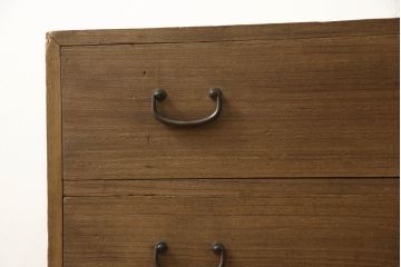 箪笥の見た目を変えずに綺麗にリペア!天板裏から天板を補強。本体は現状の品物に合わせて1トーン程落ち着いた色に着色。(ローボード、テレビ台、チェスト、引き出し、桐箪笥、桐たんす)