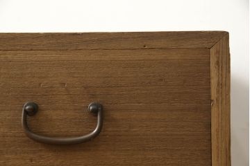 箪笥の見た目を変えずに綺麗にリペア!天板裏から天板を補強。本体は現状の品物に合わせて1トーン程落ち着いた色に着色。(ローボード、テレビ台、チェスト、引き出し、桐箪笥、桐たんす)
