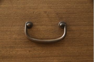 箪笥の見た目を変えずに綺麗にリペア!天板裏から天板を補強。本体は現状の品物に合わせて1トーン程落ち着いた色に着色。(ローボード、テレビ台、チェスト、引き出し、桐箪笥、桐たんす)