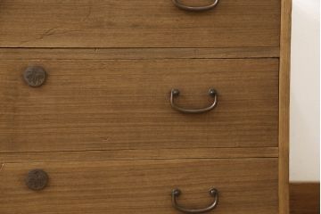 箪笥の見た目を変えずに綺麗にリペア!天板裏から天板を補強。本体は現状の品物に合わせて1トーン程落ち着いた色に着色。(ローボード、テレビ台、チェスト、引き出し、桐箪笥、桐たんす)