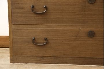箪笥の見た目を変えずに綺麗にリペア!天板裏から天板を補強。本体は現状の品物に合わせて1トーン程落ち着いた色に着色。(ローボード、テレビ台、チェスト、引き出し、桐箪笥、桐たんす)
