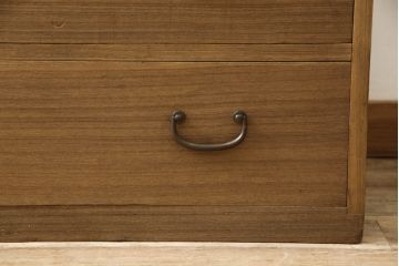 箪笥の見た目を変えずに綺麗にリペア!天板裏から天板を補強。本体は現状の品物に合わせて1トーン程落ち着いた色に着色。(ローボード、テレビ台、チェスト、引き出し、桐箪笥、桐たんす)