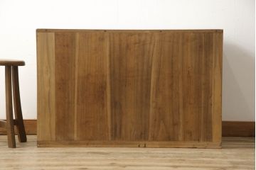 箪笥の見た目を変えずに綺麗にリペア!天板裏から天板を補強。本体は現状の品物に合わせて1トーン程落ち着いた色に着色。(ローボード、テレビ台、チェスト、引き出し、桐箪笥、桐たんす)