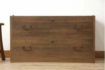 箪笥の見た目を変えずに綺麗にリペア!天板裏から天板を補強。本体は現状の品物に合わせて1トーン程落ち着いた色に着色。(ローボード、テレビ台、チェスト、引き出し、桐箪笥、桐たんす)
