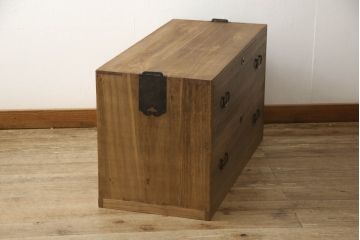 箪笥の見た目を変えずに綺麗にリペア!天板裏から天板を補強。本体は現状の品物に合わせて1トーン程落ち着いた色に着色。(ローボード、テレビ台、チェスト、引き出し、桐箪笥、桐たんす)