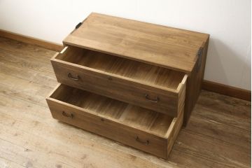 箪笥の見た目を変えずに綺麗にリペア!天板裏から天板を補強。本体は現状の品物に合わせて1トーン程落ち着いた色に着色。(ローボード、テレビ台、チェスト、引き出し、桐箪笥、桐たんす)
