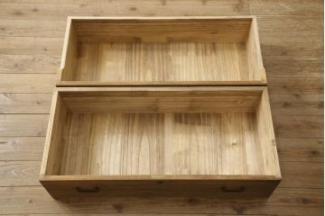箪笥の見た目を変えずに綺麗にリペア!天板裏から天板を補強。本体は現状の品物に合わせて1トーン程落ち着いた色に着色。(ローボード、テレビ台、チェスト、引き出し、桐箪笥、桐たんす)