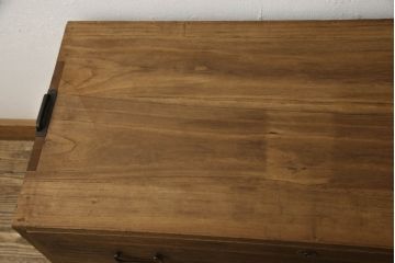 箪笥の見た目を変えずに綺麗にリペア!天板裏から天板を補強。本体は現状の品物に合わせて1トーン程落ち着いた色に着色。(ローボード、テレビ台、チェスト、引き出し、桐箪笥、桐たんす)