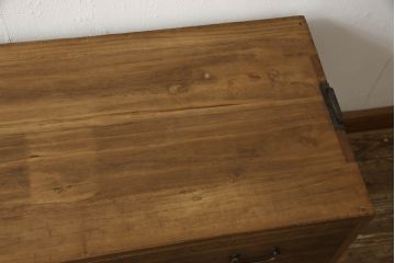 箪笥の見た目を変えずに綺麗にリペア!天板裏から天板を補強。本体は現状の品物に合わせて1トーン程落ち着いた色に着色。(ローボード、テレビ台、チェスト、引き出し、桐箪笥、桐たんす)