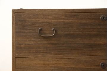 箪笥の見た目を変えずに綺麗にリペア!天板裏から天板を補強。本体は現状の品物に合わせて1トーン程落ち着いた色に着色。(ローボード、テレビ台、チェスト、引き出し、桐箪笥、桐たんす)