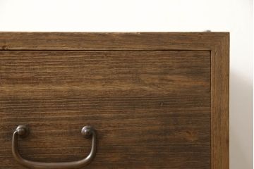 箪笥の見た目を変えずに綺麗にリペア!天板裏から天板を補強。本体は現状の品物に合わせて1トーン程落ち着いた色に着色。(ローボード、テレビ台、チェスト、引き出し、桐箪笥、桐たんす)