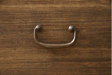 箪笥の見た目を変えずに綺麗にリペア!天板裏から天板を補強。本体は現状の品物に合わせて1トーン程落ち着いた色に着色。(ローボード、テレビ台、チェスト、引き出し、桐箪笥、桐たんす)