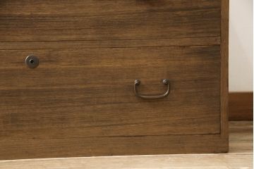 箪笥の見た目を変えずに綺麗にリペア!天板裏から天板を補強。本体は現状の品物に合わせて1トーン程落ち着いた色に着色。(ローボード、テレビ台、チェスト、引き出し、桐箪笥、桐たんす)