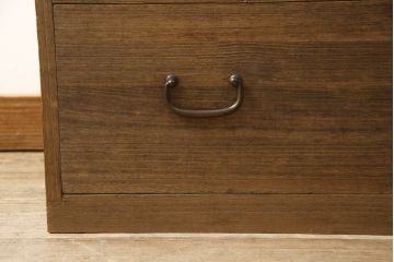 箪笥の見た目を変えずに綺麗にリペア!天板裏から天板を補強。本体は現状の品物に合わせて1トーン程落ち着いた色に着色。(ローボード、テレビ台、チェスト、引き出し、桐箪笥、桐たんす)