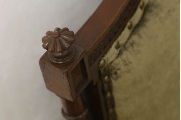 セティをリペア&カスタム!光沢のある淡い緑色の生地に張り替え、シンプルな丸鋲を取り付け。(2人掛けソファ、ベンチ、椅子)