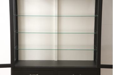 ケビントガラスケースをリペア&カスタム!扉・側面・棚板4段をすべてクリアガラスに取り替え。背板内側部分はアンティークホワイトに、その他の部分はマットブラックに着色。(飾り棚、陳列棚、収納棚、キャビネット)