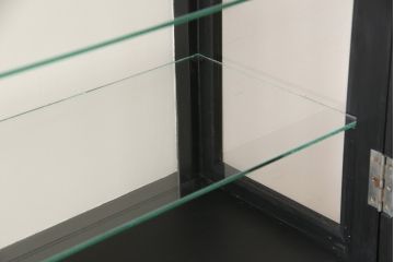 ケビントガラスケースをリペア&カスタム!扉・側面・棚板4段をすべてクリアガラスに取り替え。背板内側部分はアンティークホワイトに、その他の部分はマットブラックに着色。(飾り棚、陳列棚、収納棚、キャビネット)