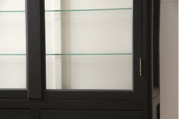 ケビントガラスケースをリペア&カスタム!扉・側面・棚板4段をすべてクリアガラスに取り替え。背板内側部分はアンティークホワイトに、その他の部分はマットブラックに着色。(飾り棚、陳列棚、収納棚、キャビネット)