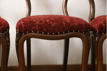 チェア4脚をリペア&カスタム!ご希望の生地で座面を張替え、鋲・テープ付け替え。本体は現状をベースにし、修繕箇所は本体と馴染ませて仕上げ。(ダイニングチェア、椅子)