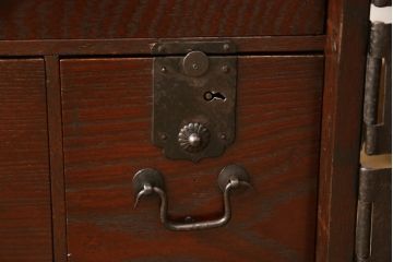 帳場箪笥をリペア&カスタム!底板の中空部分に板を足してフラットに加工。足した材も周りの材に合うように着色。(小箪笥、和箪笥、時代箪笥、収納たんす)
