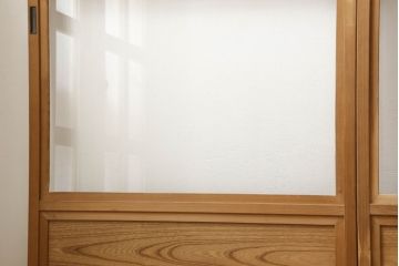 障子戸4枚をリペア&カスタム!高さと幅をリサイズし、既存のガラスからクリアガラスに変更。障子はプラスチック障子に張り替え。引手の位置を変更し、蜜蝋ワックスにて仕上げ。(建具、引き戸)