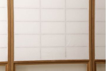 障子戸4枚をリペア&カスタム!高さと幅をリサイズし、既存のガラスからクリアガラスに変更。障子はプラスチック障子に張り替え。引手の位置を変更し、蜜蝋ワックスにて仕上げ。(建具、引き戸)