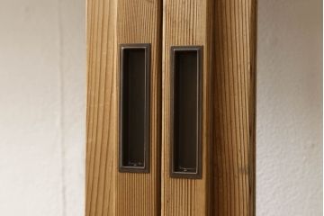障子戸4枚をリペア&カスタム!高さと幅をリサイズし、既存のガラスからクリアガラスに変更。障子はプラスチック障子に張り替え。引手の位置を変更し、蜜蝋ワックスにて仕上げ。(建具、引き戸)