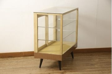 ガラスケースの見た目を変えずに綺麗にリペア!修繕箇所は本体と馴染ませ、現状をベースに1トーン程落ち着いた色に着色して仕上げ。(ショーケース、陳列棚、店舗什器)