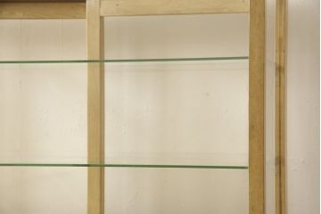 ガラスケースの見た目を変えずに綺麗にリペア!修繕箇所は本体と馴染ませ、現状をベースに1トーン程落ち着いた色に着色して仕上げ。(ショーケース、陳列棚、店舗什器)