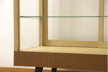 ガラスケースの見た目を変えずに綺麗にリペア!修繕箇所は本体と馴染ませ、現状をベースに1トーン程落ち着いた色に着色して仕上げ。(ショーケース、陳列棚、店舗什器)