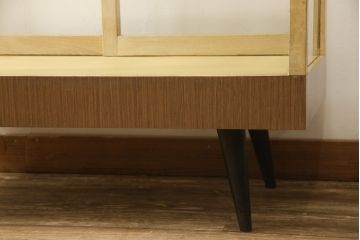 ガラスケースの見た目を変えずに綺麗にリペア!修繕箇所は本体と馴染ませ、現状をベースに1トーン程落ち着いた色に着色して仕上げ。(ショーケース、陳列棚、店舗什器)