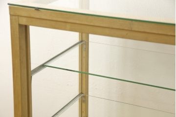 ガラスケースの見た目を変えずに綺麗にリペア!修繕箇所は本体と馴染ませ、現状をベースに1トーン程落ち着いた色に着色して仕上げ。(ショーケース、陳列棚、店舗什器)