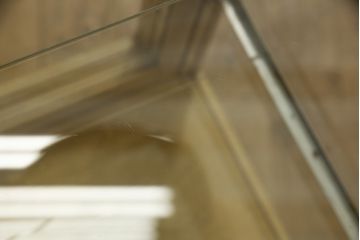 ガラスケースの見た目を変えずに綺麗にリペア!修繕箇所は本体と馴染ませ、現状をベースに1トーン程落ち着いた色に着色して仕上げ。(ショーケース、陳列棚、店舗什器)