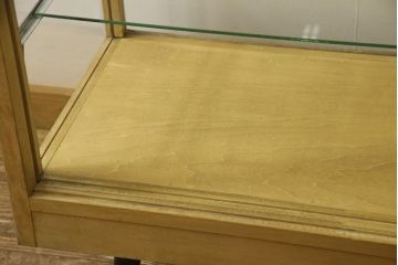 ガラスケースの見た目を変えずに綺麗にリペア!修繕箇所は本体と馴染ませ、現状をベースに1トーン程落ち着いた色に着色して仕上げ。(ショーケース、陳列棚、店舗什器)