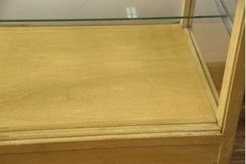 ガラスケースの見た目を変えずに綺麗にリペア!修繕箇所は本体と馴染ませ、現状をベースに1トーン程落ち着いた色に着色して仕上げ。(ショーケース、陳列棚、店舗什器)