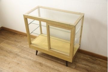 ガラスケースの見た目を変えずに綺麗にリペア!修繕箇所は本体と馴染ませ、現状をベースに1トーン程落ち着いた色に着色して仕上げ。(ショーケース、陳列棚、店舗什器)