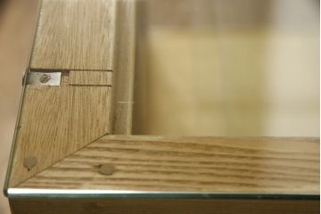 ガラスケースの見た目を変えずに綺麗にリペア!修繕箇所は本体と馴染ませ、現状をベースに1トーン程落ち着いた色に着色して仕上げ。(ショーケース、陳列棚、店舗什器)