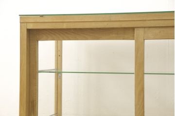 ガラスケースの見た目を変えずに綺麗にリペア!修繕箇所は本体と馴染ませ、現状をベースに1トーン程落ち着いた色に着色して仕上げ。(ショーケース、陳列棚、店舗什器)