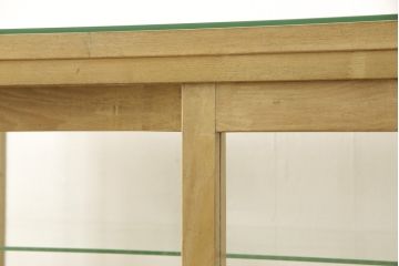 ガラスケースの見た目を変えずに綺麗にリペア!修繕箇所は本体と馴染ませ、現状をベースに1トーン程落ち着いた色に着色して仕上げ。(ショーケース、陳列棚、店舗什器)