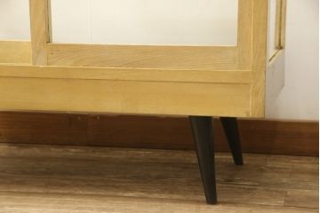 ガラスケースの見た目を変えずに綺麗にリペア!修繕箇所は本体と馴染ませ、現状をベースに1トーン程落ち着いた色に着色して仕上げ。(ショーケース、陳列棚、店舗什器)
