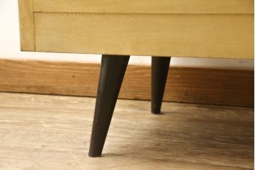 ガラスケースの見た目を変えずに綺麗にリペア!修繕箇所は本体と馴染ませ、現状をベースに1トーン程落ち着いた色に着色して仕上げ。(ショーケース、陳列棚、店舗什器)