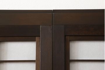 裏障子付き格子戸4枚をリペア&カスタム!高さと幅をリサイズし、平戸車を取り付け。裏障子はプラスチック障子を貼り付け、ガラス部分は当店オリジナルの麻の葉紋様ガラスに交換。色味は当店商品を参考に着色。(引き戸、ガラス帯戸)
