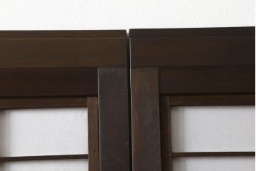 裏障子付き格子戸4枚をリペア&カスタム!高さと幅をリサイズし、平戸車を取り付け。裏障子はプラスチック障子を貼り付け、ガラス部分は当店オリジナルの麻の葉紋様ガラスに交換。色味は当店商品を参考に着色。(引き戸、ガラス帯戸)