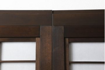 裏障子付き格子戸4枚をリペア&カスタム!高さと幅をリサイズし、平戸車を取り付け。裏障子はプラスチック障子を貼り付け、ガラス部分は当店オリジナルの麻の葉紋様ガラスに交換。色味は当店商品を参考に着色。(引き戸、ガラス帯戸)