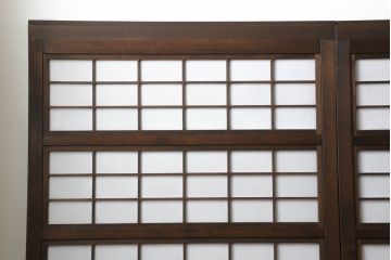 裏障子付き格子戸4枚をリペア&カスタム!高さと幅をリサイズし、平戸車を取り付け。裏障子はプラスチック障子を貼り付け、ガラス部分は当店オリジナルの麻の葉紋様ガラスに交換。色味は当店商品を参考に着色。(引き戸、ガラス帯戸)