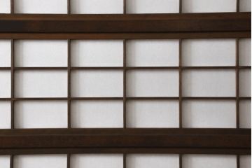 裏障子付き格子戸4枚をリペア&カスタム!高さと幅をリサイズし、平戸車を取り付け。裏障子はプラスチック障子を貼り付け、ガラス部分は当店オリジナルの麻の葉紋様ガラスに交換。色味は当店商品を参考に着色。(引き戸、ガラス帯戸)