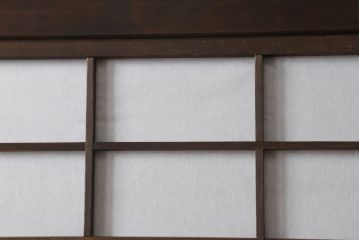 裏障子付き格子戸4枚をリペア&カスタム!高さと幅をリサイズし、平戸車を取り付け。裏障子はプラスチック障子を貼り付け、ガラス部分は当店オリジナルの麻の葉紋様ガラスに交換。色味は当店商品を参考に着色。(引き戸、ガラス帯戸)